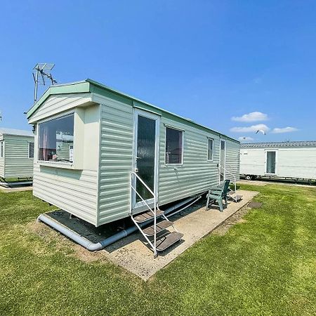 Отель 6 Berth Caravan For Hire At Martello Beach Holiday Park In Essex Ref 29017Y Клактон-он-Си Экстерьер фото