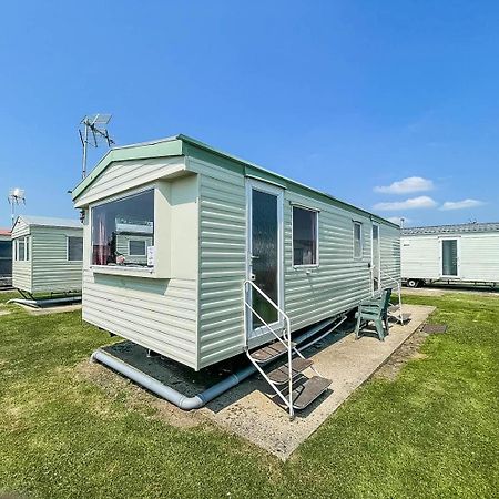 Отель 6 Berth Caravan For Hire At Martello Beach Holiday Park In Essex Ref 29017Y Клактон-он-Си Экстерьер фото