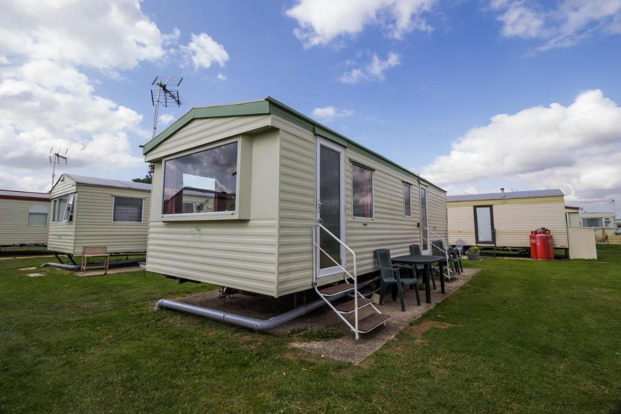 Отель 6 Berth Caravan For Hire At Martello Beach Holiday Park In Essex Ref 29017Y Клактон-он-Си Экстерьер фото