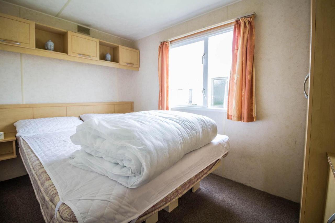 Отель 6 Berth Caravan For Hire At Martello Beach Holiday Park In Essex Ref 29017Y Клактон-он-Си Экстерьер фото
