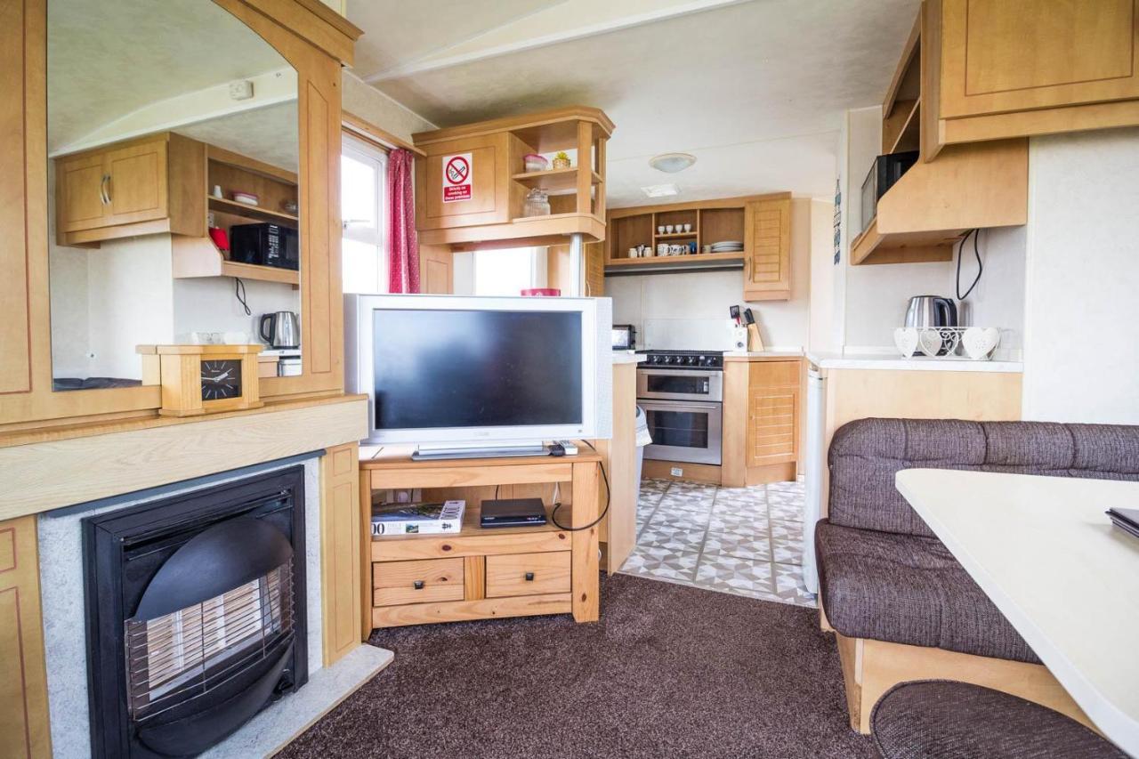 Отель 6 Berth Caravan For Hire At Martello Beach Holiday Park In Essex Ref 29017Y Клактон-он-Си Экстерьер фото