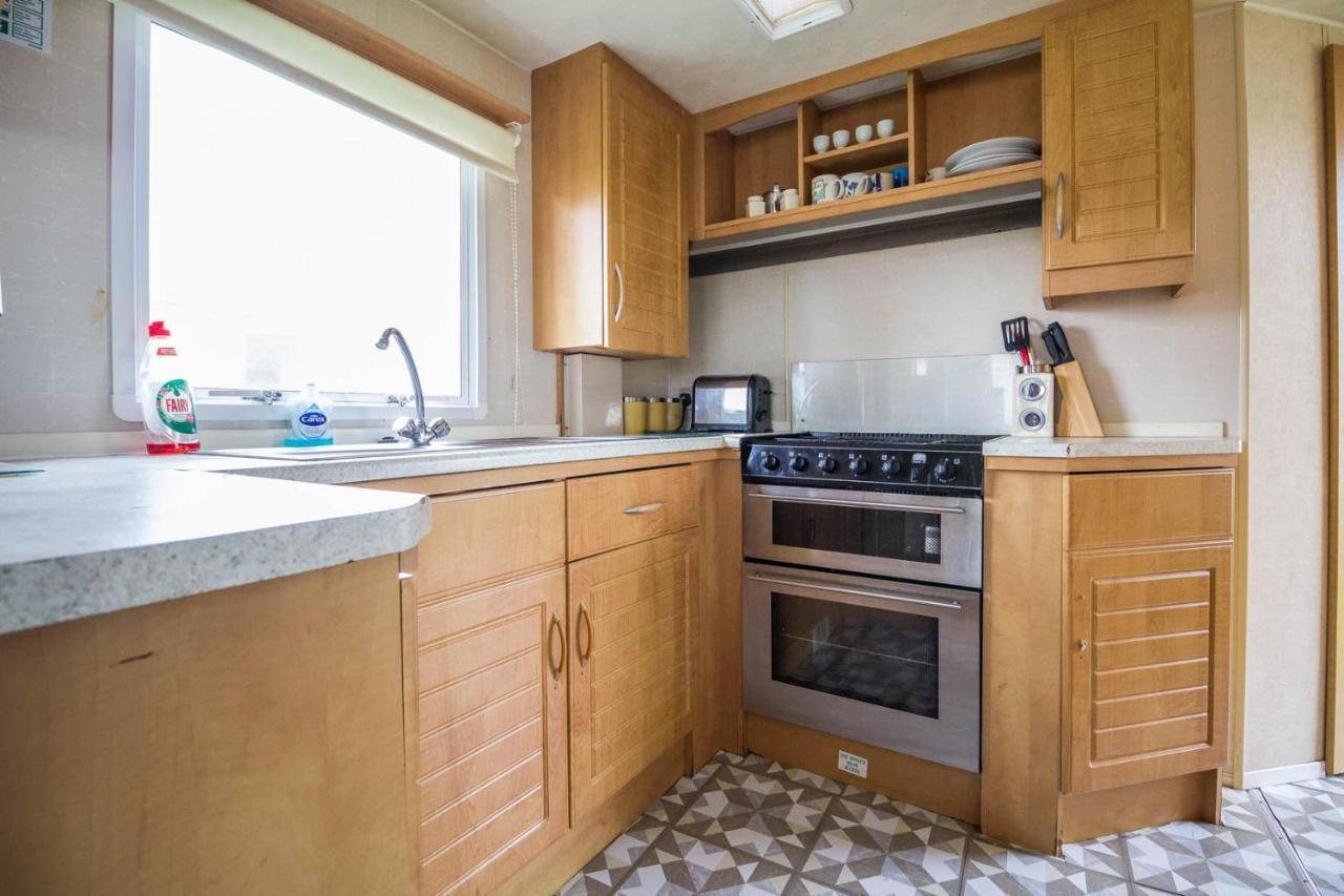 Отель 6 Berth Caravan For Hire At Martello Beach Holiday Park In Essex Ref 29017Y Клактон-он-Си Экстерьер фото