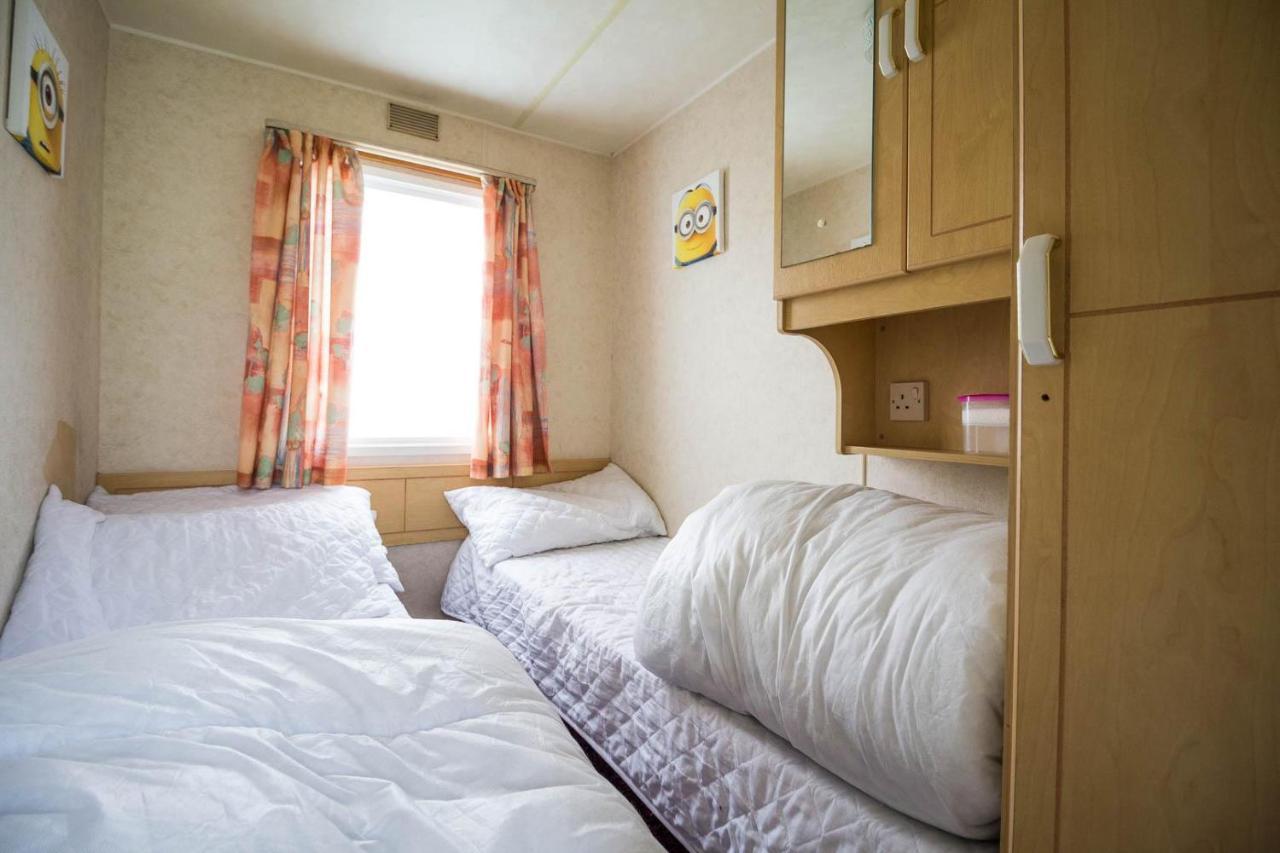 Отель 6 Berth Caravan For Hire At Martello Beach Holiday Park In Essex Ref 29017Y Клактон-он-Си Экстерьер фото