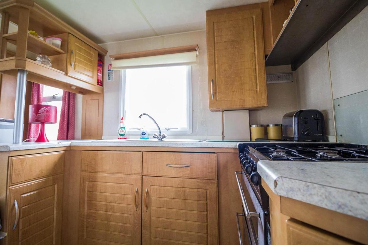 Отель 6 Berth Caravan For Hire At Martello Beach Holiday Park In Essex Ref 29017Y Клактон-он-Си Экстерьер фото