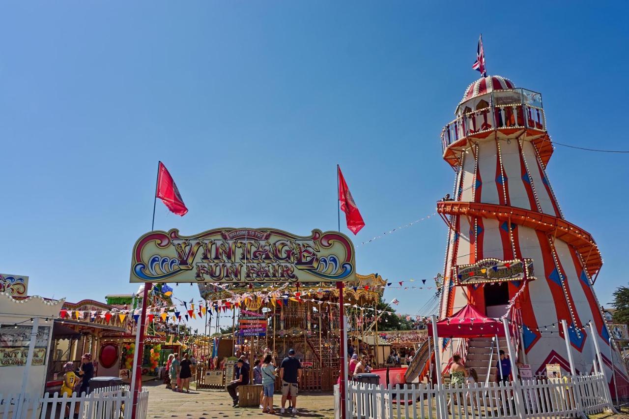 Отель 6 Berth Caravan For Hire At Martello Beach Holiday Park In Essex Ref 29017Y Клактон-он-Си Экстерьер фото