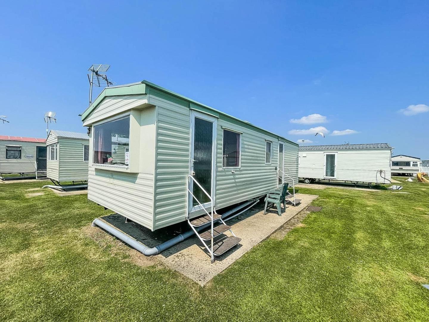 Отель 6 Berth Caravan For Hire At Martello Beach Holiday Park In Essex Ref 29017Y Клактон-он-Си Экстерьер фото