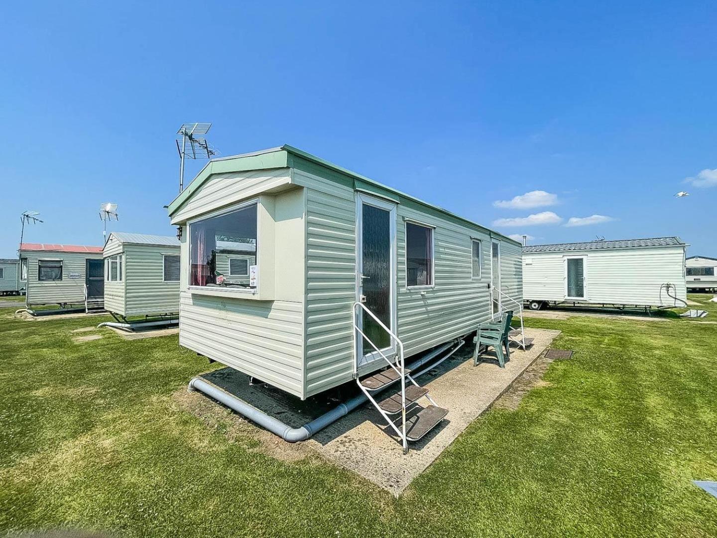 Отель 6 Berth Caravan For Hire At Martello Beach Holiday Park In Essex Ref 29017Y Клактон-он-Си Экстерьер фото
